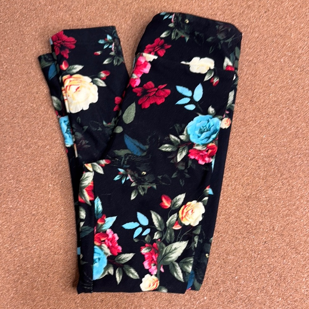 🌸🌺LuLaRoe Kids Floral leggings small/medium
THERE ARE TWO PAIR AVAILABLE, TWINS